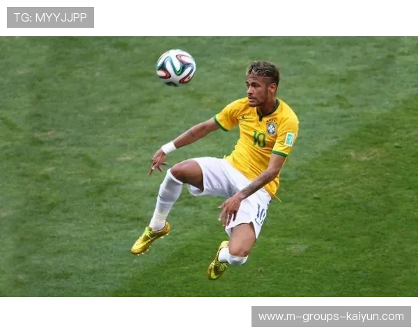 内马尔单手护球转身分向另一侧,巴西前场布局精妙:技艺与战术的完美协奏